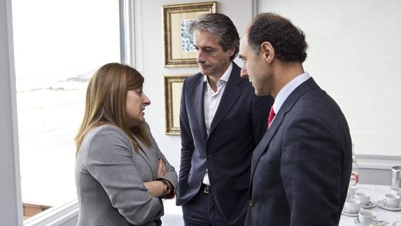 María José Sáenz de Buruaga, Íñigo de la Serna e Ignacio Diego, conversando en abril de 2016. 