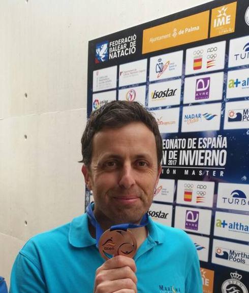 Luis Acayro Sánchez muestra la medalla de bronce.