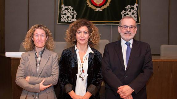 De izquierda a derecha, a secretaria general de la UC, Sonia Castanedo; la nueva directora de la Escuela de Enfermería, Cristina Blanco y el rector de la UC, Ángel Pazos, en la toma de posesión. 