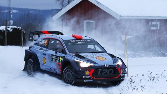 Dani Sordo está a más de un minuto y cuarenta segundos del primer clasificado en Suecia. 