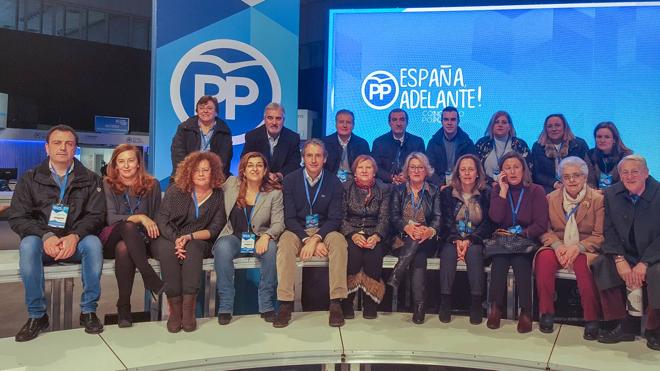 En el centro de la imagen, María José Sáenz de Buruaga e Íñigo de la Serna, ayer, junto a algunos compromisarios. 