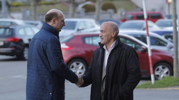 Santiago Recio saluda a Damián Alonso Sadía antes de entrar a la reunión de la Junta Directiva.