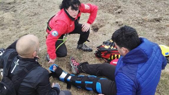 Una médica atiende al herido. 