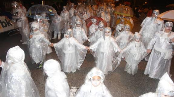 Una de las imágenes que dejó el carnaval de Santoña el pasado año.