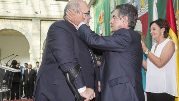 Jesús Oria y Miguel Ángel Revilla, en la toma de posesión del consejero el pasado año