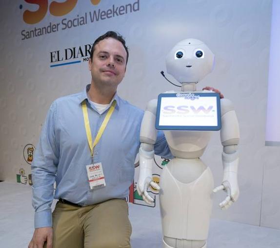 Pablo Medrano con su amigo el robot Pepper.