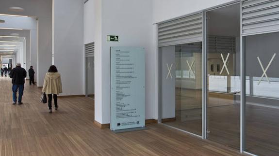 La superficie de la galería comercial ya está despejada de obras y permite acceder a la cafetería desde el interior del hospital.