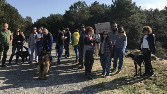 Decenas de vecinos protestan contra la tala en Loredo
