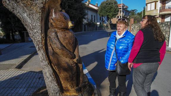 La singular escultura se encuentra situada frente a la oficina de Correos de Noja.