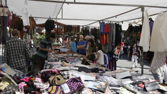 Mercadillo de los domingos situado en la Avenida de España.