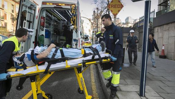 Un trabajador de las obras del centro Doctor Madrazo cae de un andamio