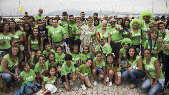 Miembros de ‘La Pera’ posan antes del desfile de peñas previo al chupinazo de las fiestas de Santiago del año 2016. 