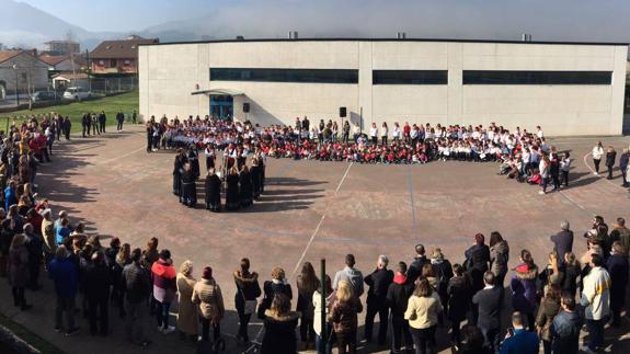 Estudiantes del Gerardo Diego cantando las Marzas.