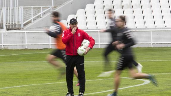 Ángel Viadero y sus jugadores ven ‘fantasmas’ cuando les toca jugar en los Campos de Sport.