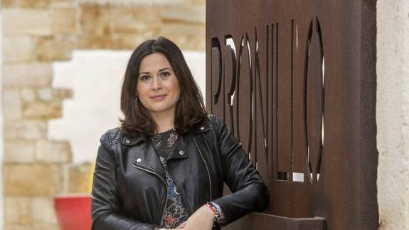 Miriam Díaz, en la entrada al Palacio de Pronillo, sede de la Fundación Santander Creativa.