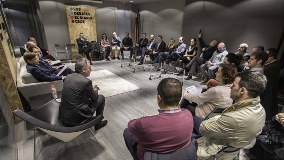 Empresarios asistentes al quinto debate en la sede de la CEOE.