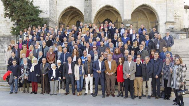 El candidato Ignacio Diego, rodeado de cargos, militantes y simpatizantes del PP en la plaza de la Catedral de Santander.