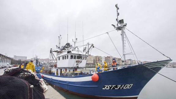 El pesquero 'Creador' sale a la costera de la sarda (verdel) desde el puerto pesquero de Santander.