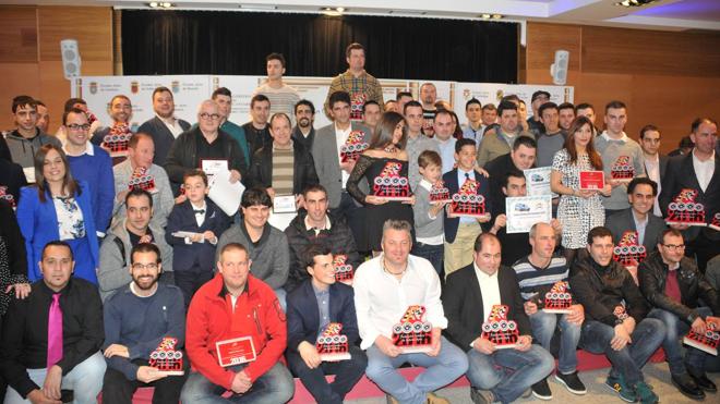 Foto de familia de los galardonados en la gala del automovilismo celebrada en Hoznayo.