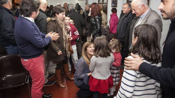 Sáenz de Buruaga saluda a unas niñas en su visita a San Vicende de la Barquera este martes.