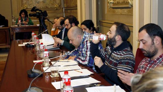 El concejal de ACPT, Iván Martínez, bebe agua de un botellín durante el último pleno celebrado en el Palacio Municipal.