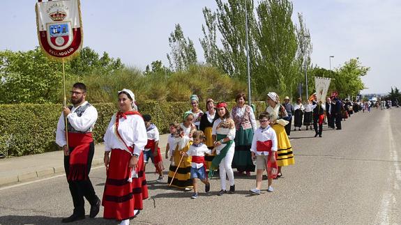 Desfile del Día de Cantabria en la Feria de Gastronomía y Folclore de las casas regionales.