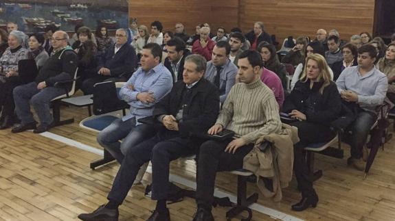 Buruaga también acudió ayer a un encuentro con afiliados en Castro Urdiales.