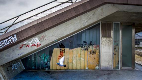 Los grafitis y los cristales rotos se observan en la esquina del lado Este del graderío, una zona que queda oculta.