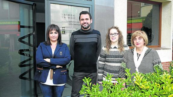 Arancha Castañón, Alberto Marchante, Estefanía Hernández y Carmen Terán, responsables de AMAT, junto a la sede de la entidad. :