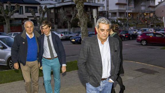 Van den Eynde, en primer término, acude a la reunión de la Junta Directiva del PP.