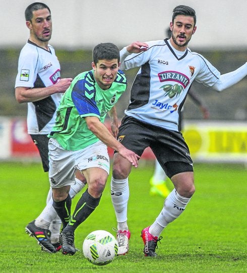 Álvaro Peña conduce el balón en un lance del choque.