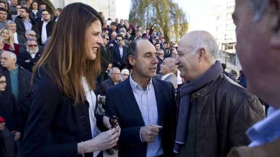 Ignacio Diego, flanqueado por Ruth Beitia y Pedro Luis Gutiérrez. 