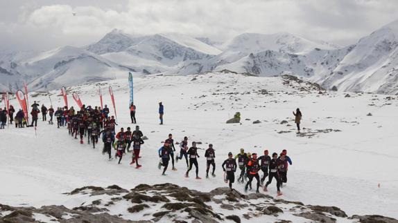 Más de medio centenar de atletas compitió en el Campeonato de España de raquetas de nieve en Fuente Dé.