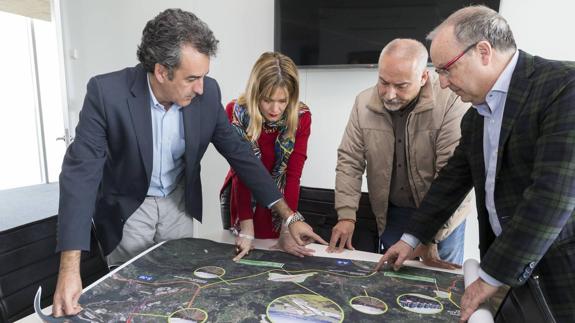 Francisco Martín, Verónica Samperio, Alfredo Rodríguez y Antonio Bocanegra miran la infografía del proyecto. 