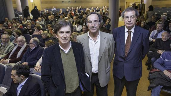 Aurelio González de Riancho, Eduardo Manzanares y Manuel Ángel Castañeda, en el acto celebrado en el Ateneo.