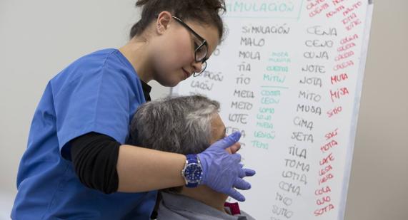 La logopeda Victoria Vicario trabaja con una paciente con síndrome Guillain-Barré.