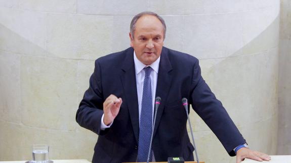 El senador del PP, Javier Fernández, durante una comparecencia en el Parlamento de Cantabria