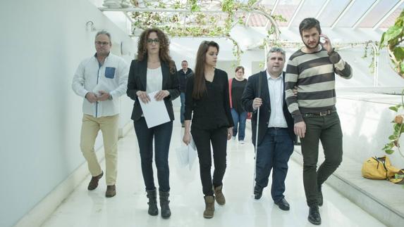 Familiares cántabros de víctimas del Yak-42, esta mañana en el Parlamento.