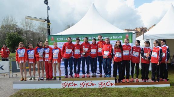 La selección cántabra, a la izquierda, junto a la ganadora, Castilla La Mancha (centro) y Madrid, bronce en el Nacional de Cross de Gijón.