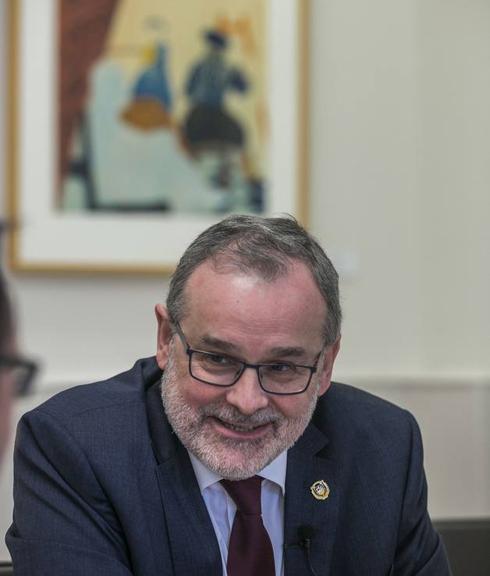 El rector de la Universidad de Cantabria, Ángel Pazos, en su despacho, durante la entrevista