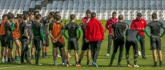  Ángel Viadero da instrucciones a sus futbolistas durante la sesión de entrenamiento del jueves. 