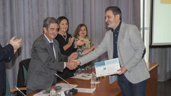 Revilla entrega el premio al matemático Francisco Santos.