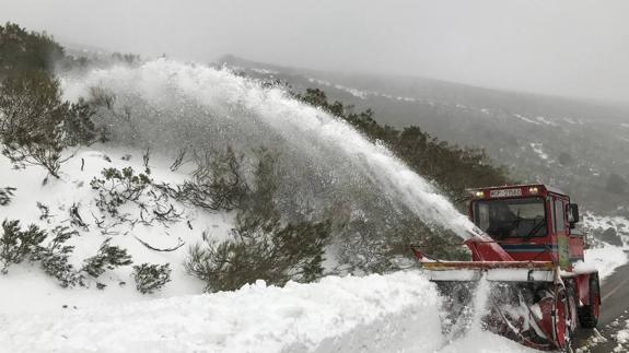 Una fresadora quita la nieve en los accesos del aparcamiento de la estación de Alto Campoo. La imagen es de ayer a media mañana.