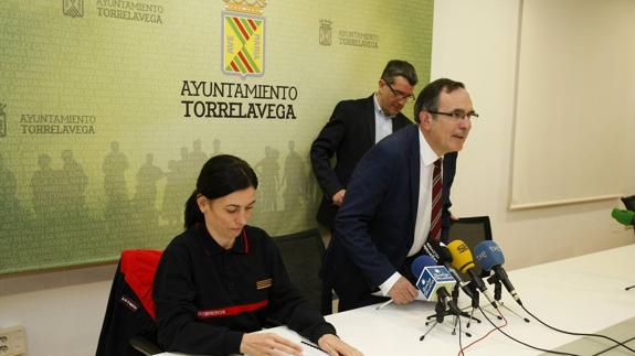 Momento en el que el alcalde de Torrelavega da por finalizada la rueda de prensa en la que la jefe de Bomberos quiso tomar la palabra.