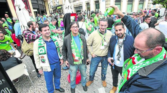 La afición del Racing ya ‘invadió’ Villaviciosa y va camino de hacer lo mismo en León.