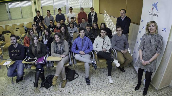 Estudiantes del IES Leonardo Torres Quevedo que han recibido una ponencia de asesoramiento financiero dirigida por la Gestora de CaixaBank, Zayra Abascal.