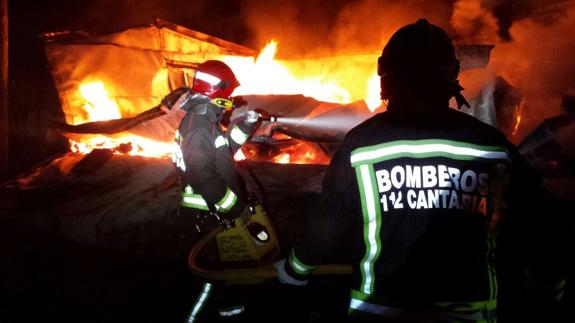 Los bomberos, durante el dispositivo de extinción del incendio en Sarón.