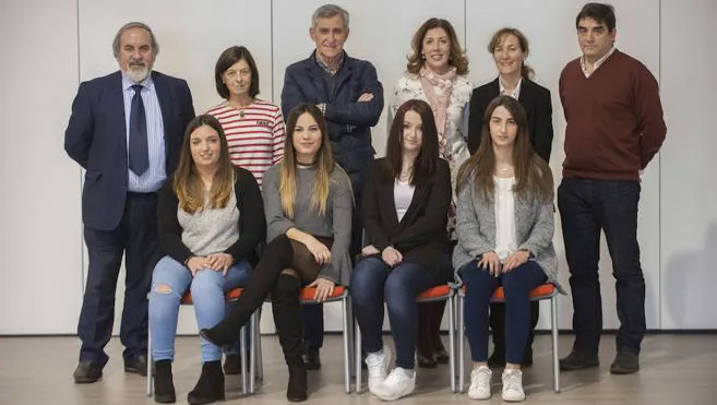 Ángel Cosío (Director de RR.HH), Mª José Presmanes (tutora), Pedro Ruiz (director), Mª Paz Fernández (tutora), Laura Rioyo (Resp. Relaciones Laborales y Gestión Social) y Emiliano Carcedo (tutor). Abajo: Ángela García Santamaría; Carla Castanedo Climent; Juliette Gómez Condette y María García Vallejo. 