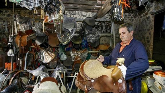 Julián Fernández muestra uno de los tipos de silla de montar que se llevaron los ladrones.