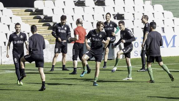 Santi Jara (con el número 9) durante el entrenamiento en El Sardinero de este jueves.